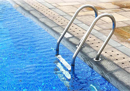 5 Mẫu cầu thang bể bơi chất liệu INOX đẹp làm điểm nhấn tuyệt vời cho hồ bơi của bạn